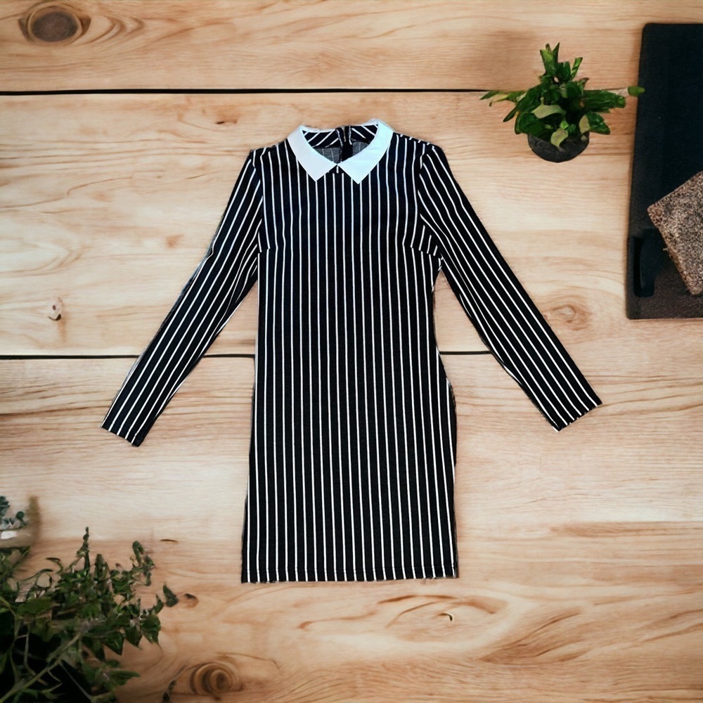 Revamped
Black White Pinstripe Collared Dress M
Wednesday Addams Goth - Picture 11 of 15